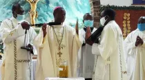 Mons. George Nkuo durante la Misa Crismal. Crédito: Diácono Leonard Nyuydze.