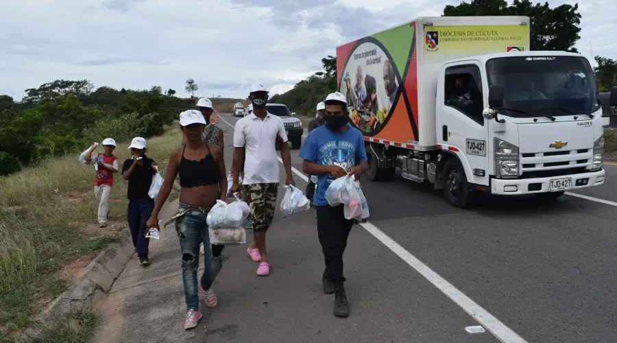 Ayuda a migrantes venezolanos en las carreteras. Crédito: Diócesis de Cúcuta.