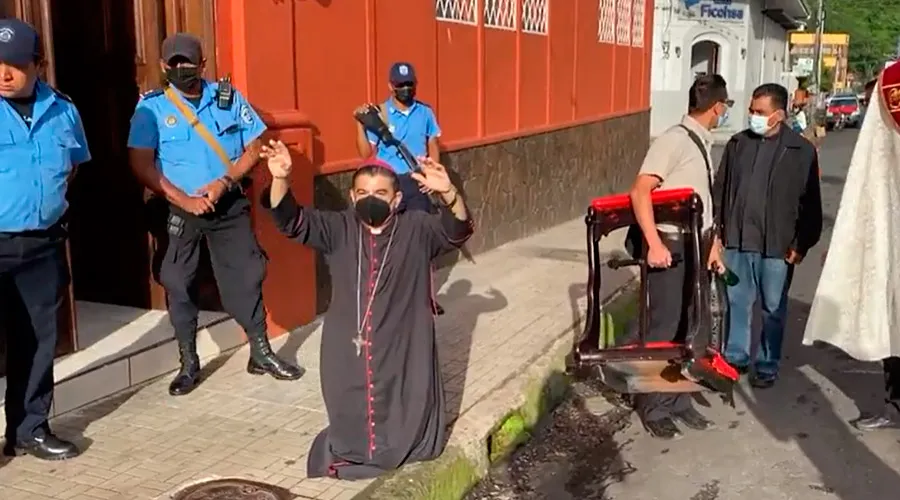 Mons. Rolando José Álvarez Lagos, Obispo de Matagalpa, es acosado por la policía de Nicaragua, agosto del 2022. Crédito: Diócesis de Matagalpa