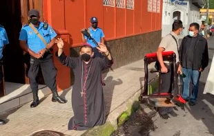Mons. Rolando Josu00e9 u00c1lvarez Lagos, Obispo de Matagalpa, es acosado por la policu00eda de Nicaragua, agosto del 2022. Cru00e9dito: Diu00f3cesis de Matagalpa 