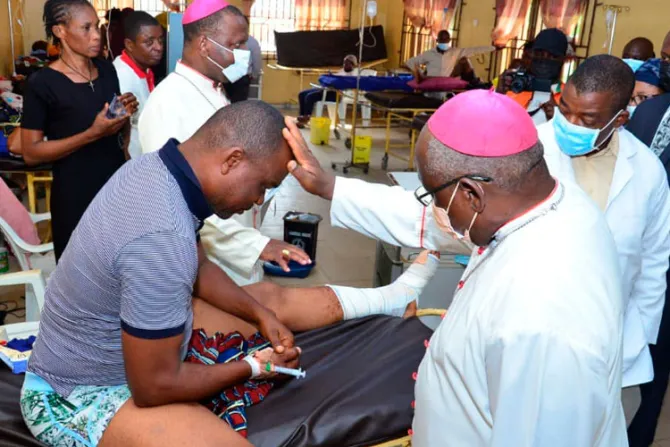Obispos de Nigeria visitan a sobrevivientes de la masacre que dejó al menos 50 muertos
