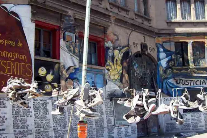 Recuerdan 15 años de la tragedia en la discoteca Cromañón en Argentina 