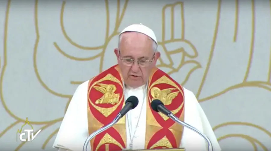 El Papa lee el discurso en el Encuentro Ecuménico. Foto: Captura Youtube