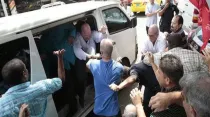 Opositores cubanos son agredidos en Panamá / Foto: Twitter Cubanet 