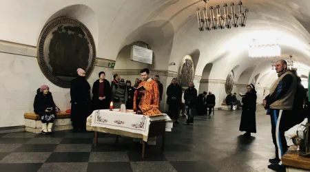 Sacerdotes celebran Misa en estación de metro convertida en refugio anti bombas en Ucrania