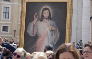 Una imagen de la Divina Misericordia en la Plaza de San Pedro. Foto: Lucu00eda Ballester / ACI Prensa 