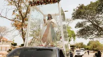 Imagen de Jesús de la Divina Misericordia recorriendo las calles de Maracaibo. Créditos: Juan y Mena / Asociación María Camino a Jesús