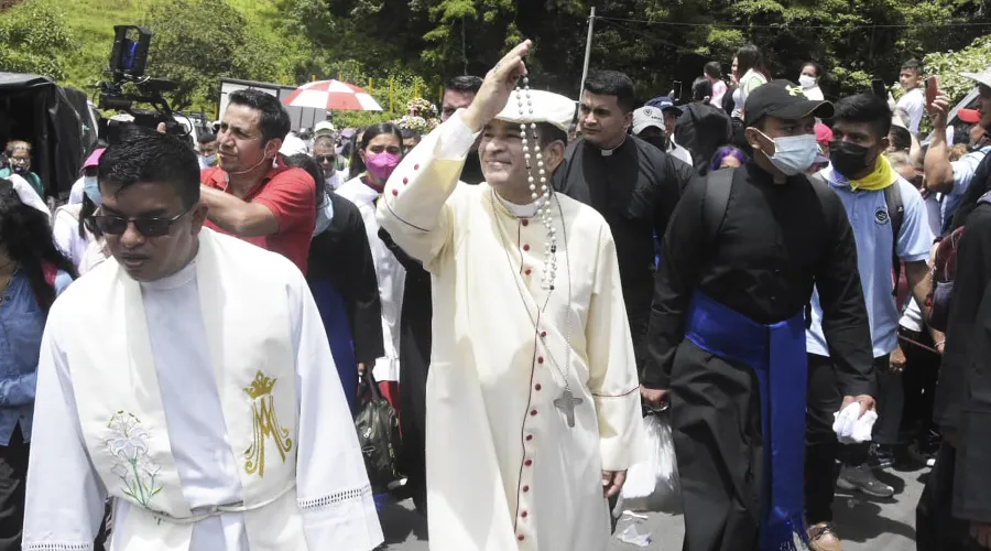 Mons. Álvarez en medio de la peregrinación al Divino Niño. Crédito: Manuel Obando y Diócesis Media
