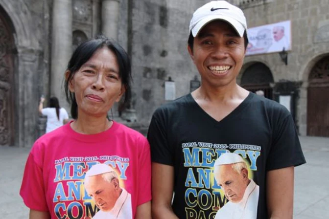 Doce horas en barco para ver al Papa Francisco y decirle "te amamos"