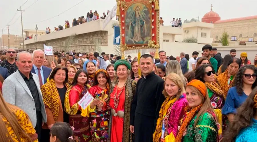 Más de 25.000 personas celebran Domingo de Ramos en las afueras de la Iglesia de San Juan, distrito de Hamdaniya, en Qaraqosh, Irak (10/04/2022) | Crédito: Bashar Jameel Hanna - ACI Mena