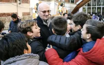 P. Francesco Fontana sdb con alumnos de la escuela gráfica de Milán. Foto: Salesianos / ACI