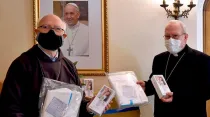 De iz. a der. Mons. Celestino Aós y Mons. Alberto Ortega con donación del Vaticano. Crédito: Arzobispado de Santiago.