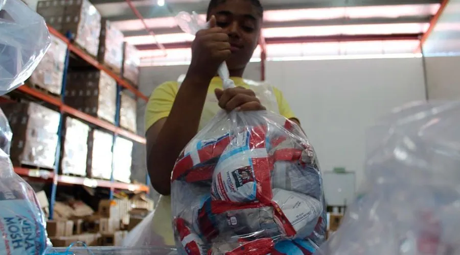 Voluntarios empaquetando donaciones Crédito: Sitio web del Banco de Alimentos Panamá : https://banalimentospty.com/galeria/?w=200&h=150