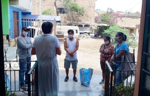 Religiosas entregando donaciones. Cru00e9ditos: Carmen Jayo 