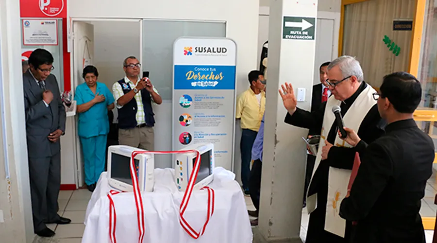 Mons. Eguren bendiciendo donaciones al Hospital Santa Rosa. Foto: Arzobispado de Piura?w=200&h=150