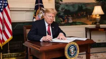 Donald Trump firma proclamación de restricción de asilo para migrantes ilegales el 9 de noviembre. Foto: Joyce N. Boghosian / The White House.