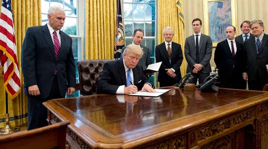 Donald Trump firma orden ejecutiva reinstaurando polÃ­tica de Ciudad de MÃ©xico. Foto: Twitter oficial del vicepresidente Mike Pence.