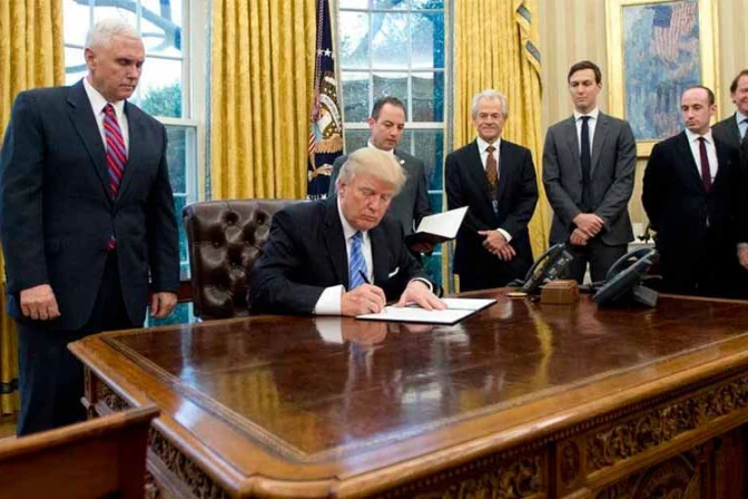 Obispos felicitan a Trump por cortar financiamiento a abortos fuera de EEUU