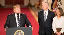 Donald Trump al nominar a Neil Gorsuch (a la derecha) como juez de la Corte Suprema, el 31 de enero de 2017. Foto: Twitter oficial de la Casa Blanca.