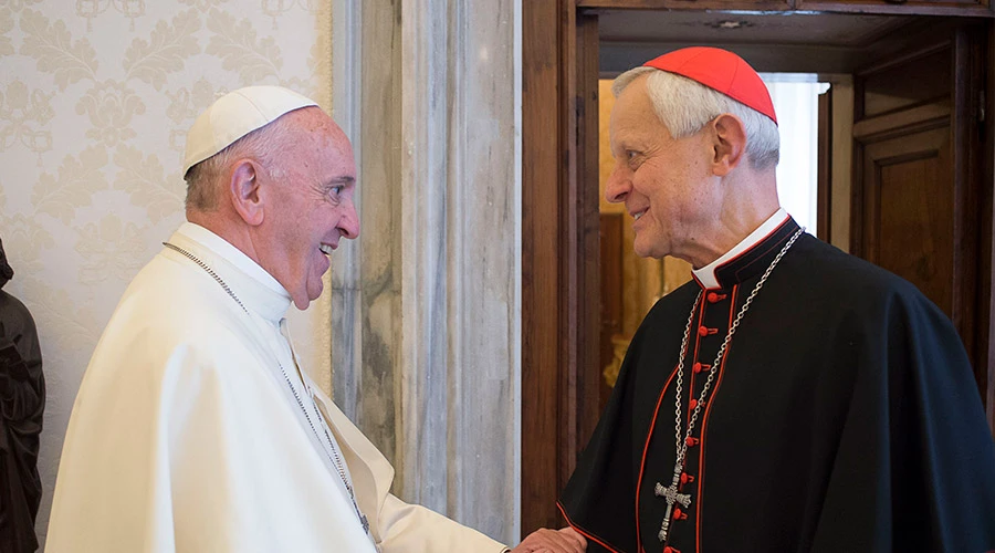 El Papa Francisco saludando al Cardenal Donald Wuerl (2017) / Crédito: © Vatican Media/ACI Prensa. Todos los derechos reservados?w=200&h=150