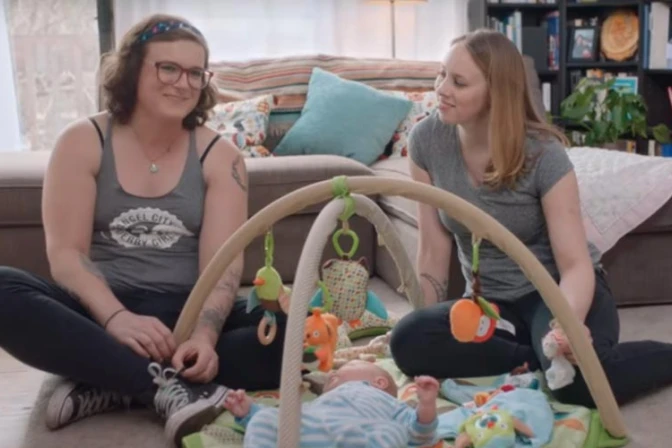 Dove presenta como “mamá real” a hombre transexual por el Día de la Madre