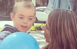 La Dra. Mancino junto a un niño con síndrome de Down en la marcha del 26 de marzo en Buenos Aires. Crédito: Cortesía Dra. Mancino 