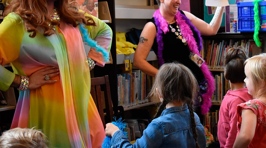  “Drag Queen Storytime” en la Biblioteca Pública Multnomah (Estados Unidos) / Crédito: Biblioteca del Condado de Multnomah?w=200&h=150