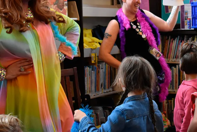 Biblioteca invita a “drag queen” a leer cuentos a niños y resulta ser un abusador sexual