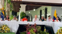 Mesa de diálogo entre el ELN y el gobierno de Colombia. Crédito: Transmisión oficial