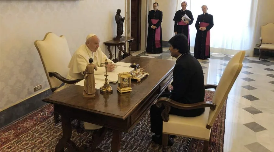 El Papa Francisco y Evo Morales durante su reunión en el Vaticano.