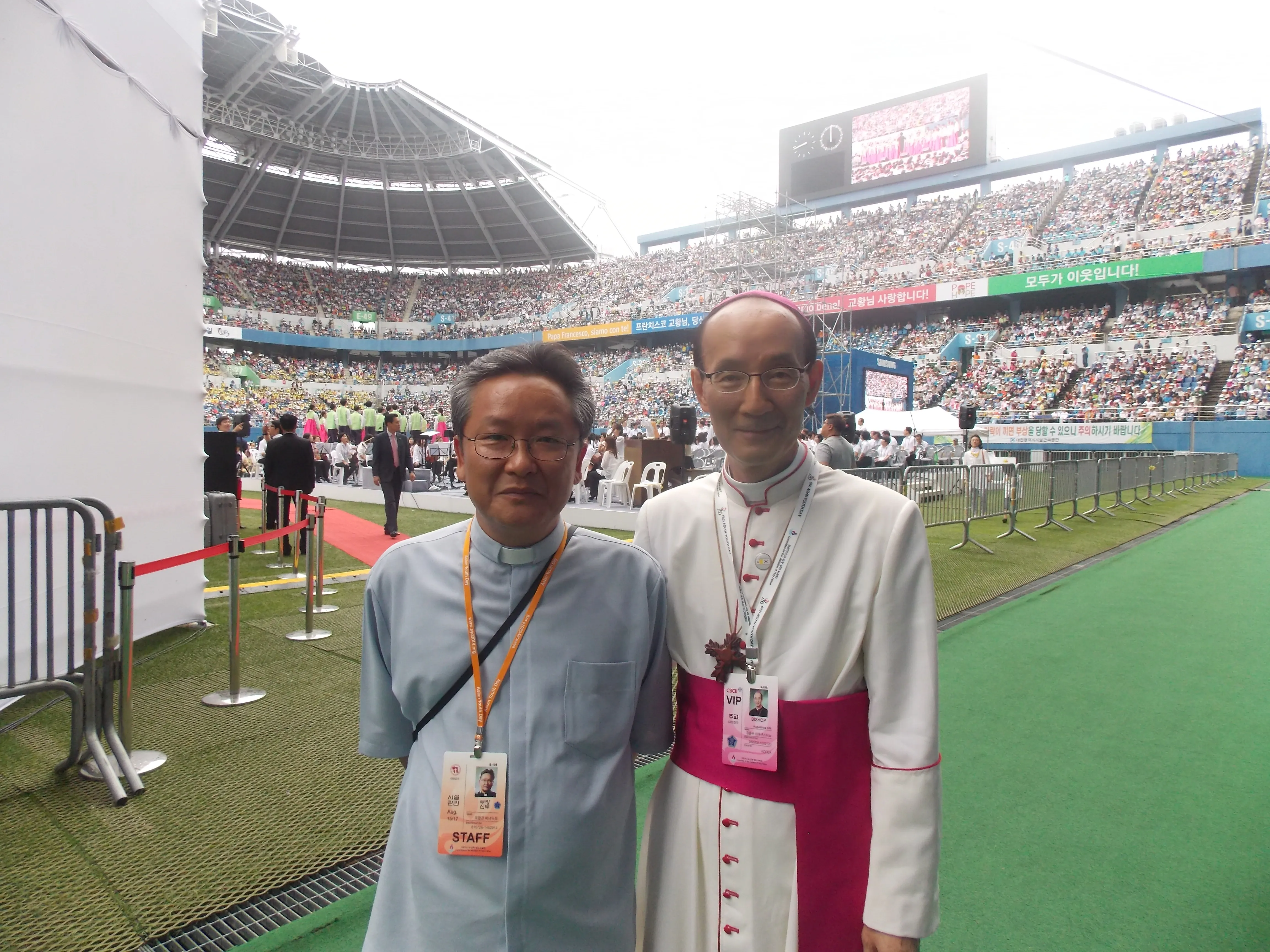 Sacerdote ecónomo y el Obispo Auxiliar de la diócesis de Daejeon (foto Walter Sánchez Silva / ACI Prensa)?w=200&h=150