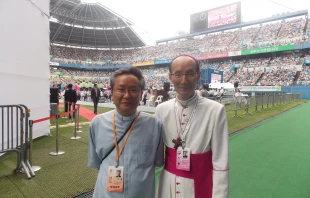 Sacerdote ecu00f3nomo y el Obispo Auxiliar de la diu00f3cesis de Daejeon (foto Walter Su00e1nchez Silva / ACI Prensa) 