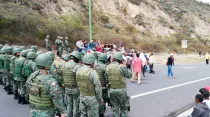Las Fuerzas Armadas de Ecuador manteniendo el orden público en la vía en el sector de Calderón, en Quito / Crédito: Twitter @FFAAECUADOR