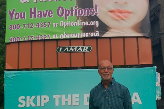 Conozca al hombre que colocó más de 1.000 anuncios publicitarios provida en Estados Unidos