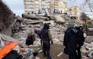 Edificio derrumbado en Diyarbakır (Turquía) tras los sismos del 6 de febrero 2023. Crédito: VOA / Dominio público. 