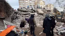Edificio derrumbado en Diyarbakır (Turquía) tras los sismos del 6 de febrero 2023. Crédito: VOA / Dominio público.