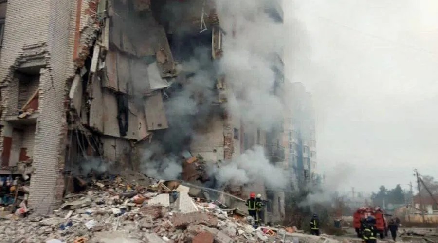 Imagen referencial de bombardeo ruso contra edificio ucraniano, 2022. Crédito: Ministerio del Interior de Ucrania?w=200&h=150