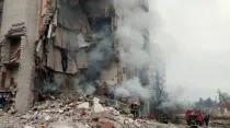 Imagen referencial de bombardeo ruso contra edificio ucraniano, 2022. Crédito: Ministerio del Interior de Ucrania