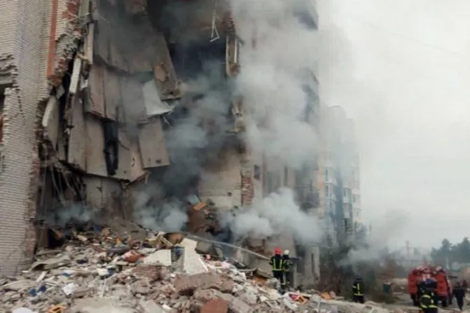 Misiles estallan a metros de monasterio en Ucrania y arrasan edificio con civiles