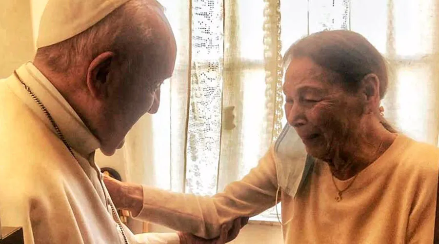 El Papa Francisco con la escritora y sobreviviente del Holocausto, Edith Bruck, el 20 de febrero de 2021 / Crédito: Vatican Media.