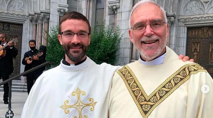 El P. Philip Ilg y su padre el P. Edmond Ilg el 21 de junio en la ordenación del segundo. Crédito: Arquidiócesis de Newark