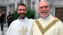 El P. Philip Ilg y su padre el P. Edmond Ilg el 21 de junio en la ordenación del segundo. Crédito: Arquidiócesis de Newark