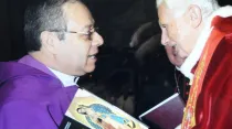P. Eduardo Chávez y Benedicto XVI en diciembre de 2012. Crédito: Cortesía / P. Eduardo Chávez.