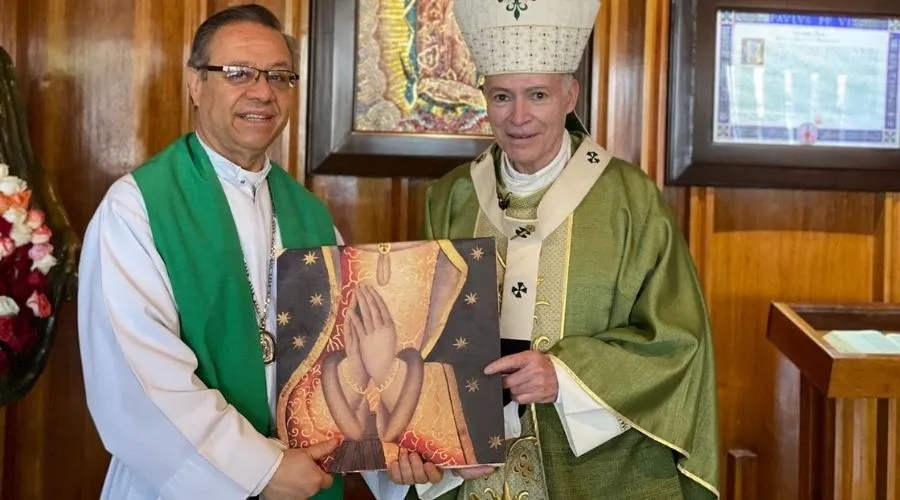 El P. Eduardo Chávez y el Cardenal Carlos Aguiar Retes sostienen el libro "La Virgen de Guadalupe y el amor misericordioso de Dios". Crédito: Cortesía ISEG.