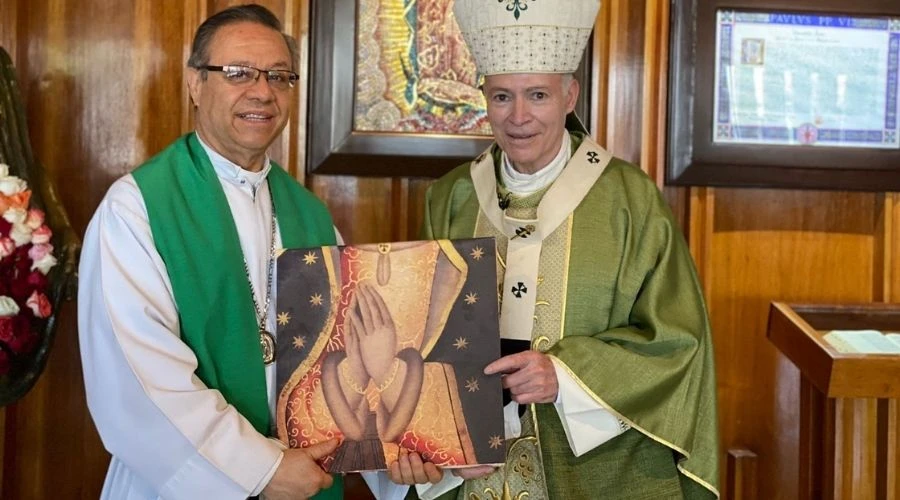 El P. Eduardo Chávez y el Cardenal Carlos Aguiar Retes sostienen el libro "La Virgen de Guadalupe y el amor misericordioso de Dios". Crédito: Cortesía ISEG.?w=200&h=150