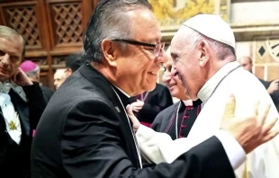 Abrazo del P. Eduardo Chu00e1vez y el Papa Francisco, en el I Encuentro Internacional de rectores y colaboradores de los Santuarios. 