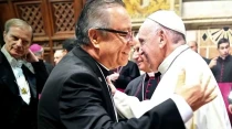 Abrazo del P. Eduardo Chu00e1vez y el Papa Francisco, en el I Encuentro Internacional de rectores y colaboradores de los Santuarios.