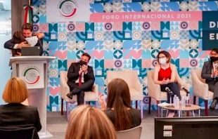 Abrazo de Eduardo Veru00e1stegui y su ahijada Bella, en el Senado de Mu00e9xico. Cru00e9dito: Movimiento Viva Mu00e9xico. 