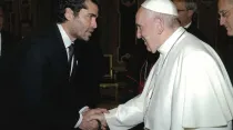 Eduardo Verástegui y el Papa Francisco en el Vaticano.