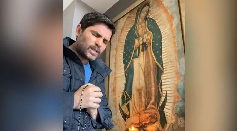 Eduardo Verástegui reza el Rosario en transmisión en vivo a través de Facebook.